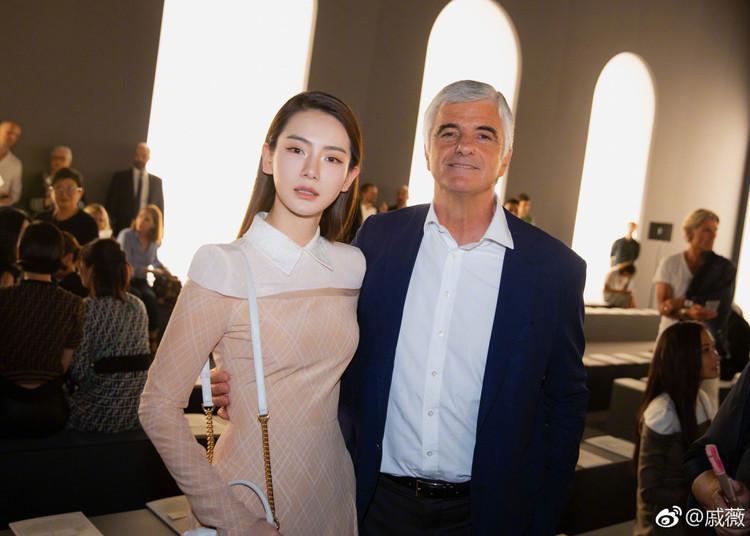 戚薇晒了张照片,她的眼妆成功吸引了注意力,太有高级感了