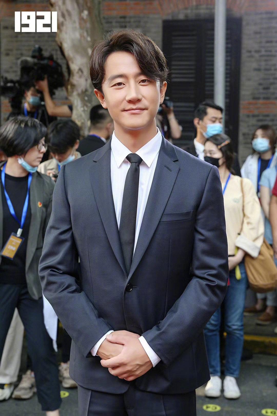 王俊凯新片路透，大长腿占全身5分之3，身材比例太好了吧