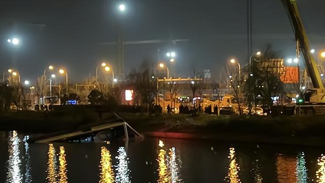 上海公交车冲入河道，官方和媒体披露的事故原因不同，真相是什么-