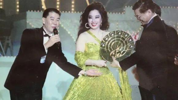 周润发个人资料及图片（华仔与发哥都曾下跪致敬的香港之莺）