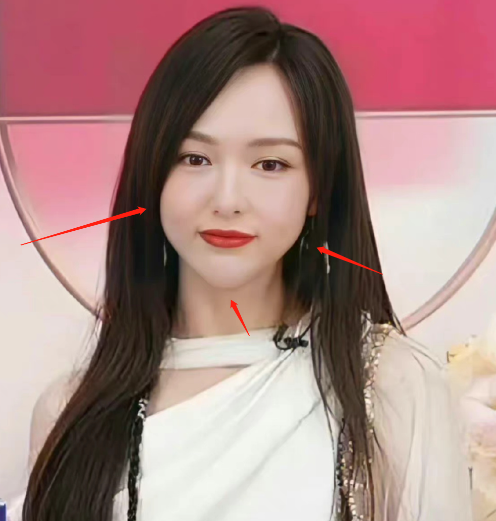 唐嫣活动生图脸肿被指打针，本人晒自拍照回怼，没变样