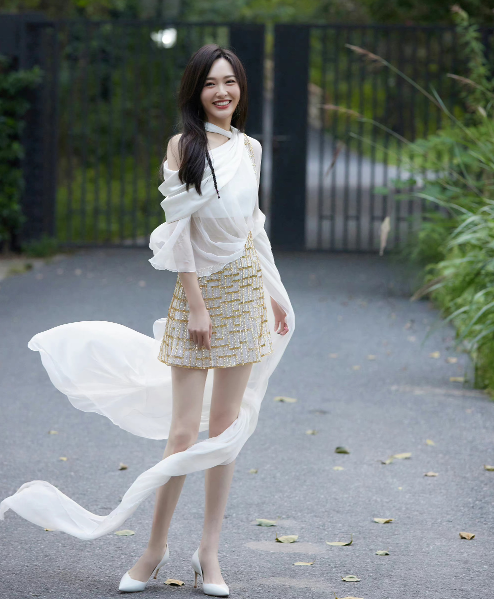 唐嫣活动生图脸肿被指打针，本人晒自拍照回怼，没变样