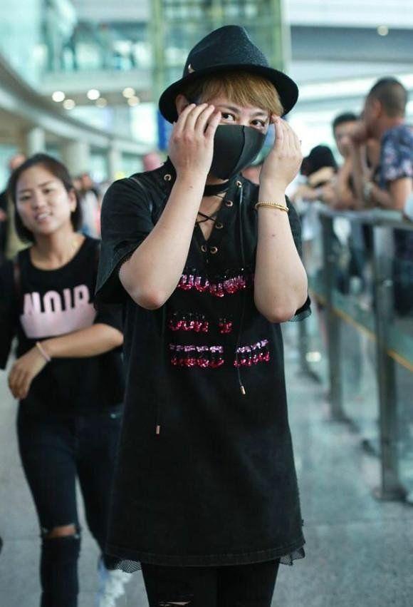 马丽和老公走机场，染黄毛踩凉拖变小太妹，小11岁老公身材壮硕