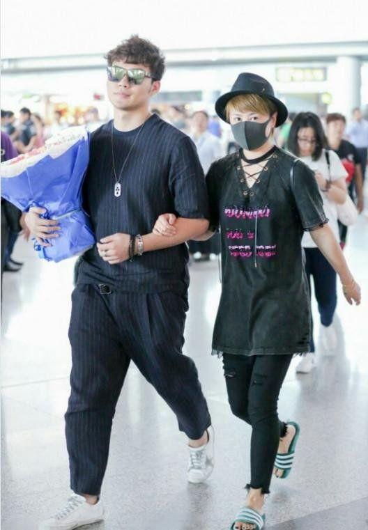 马丽和老公走机场，染黄毛踩凉拖变小太妹，小11岁老公身材壮硕