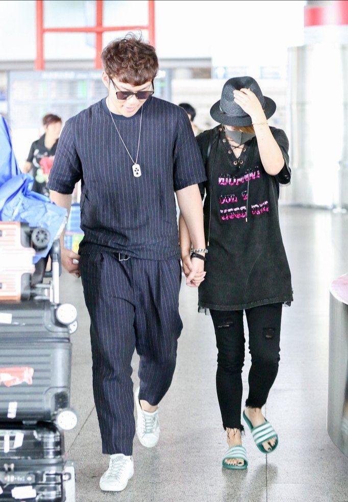 马丽和老公走机场，染黄毛踩凉拖变小太妹，小11岁老公身材壮硕