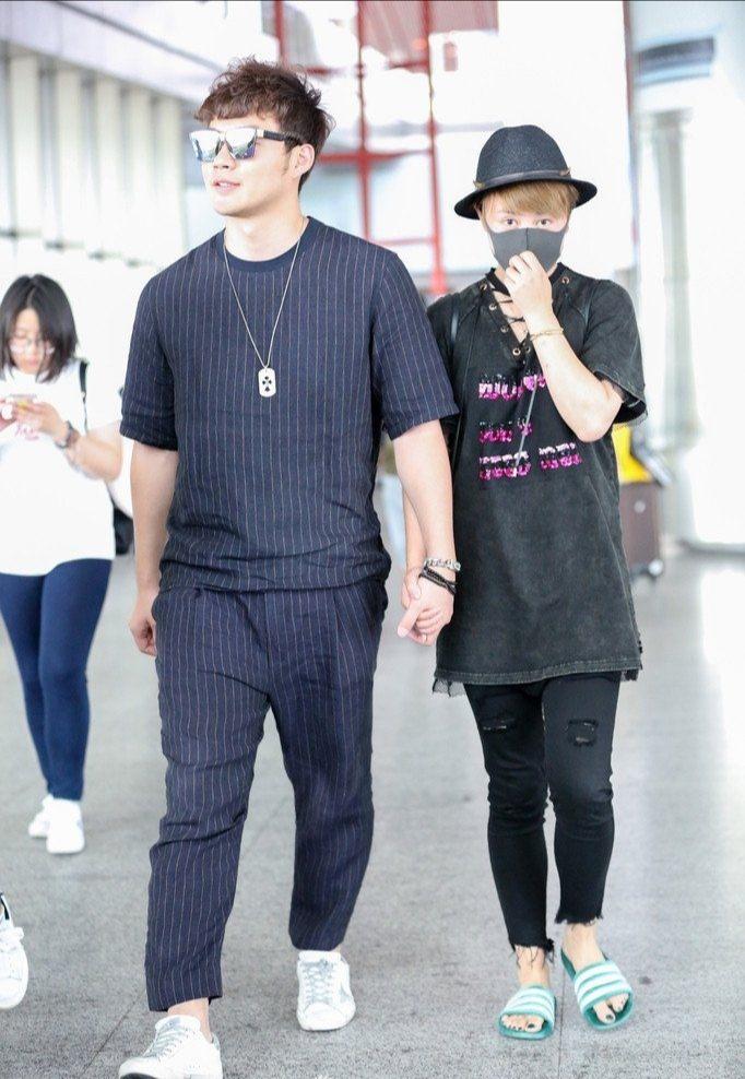 马丽和老公走机场，染黄毛踩凉拖变小太妹，小11岁老公身材壮硕