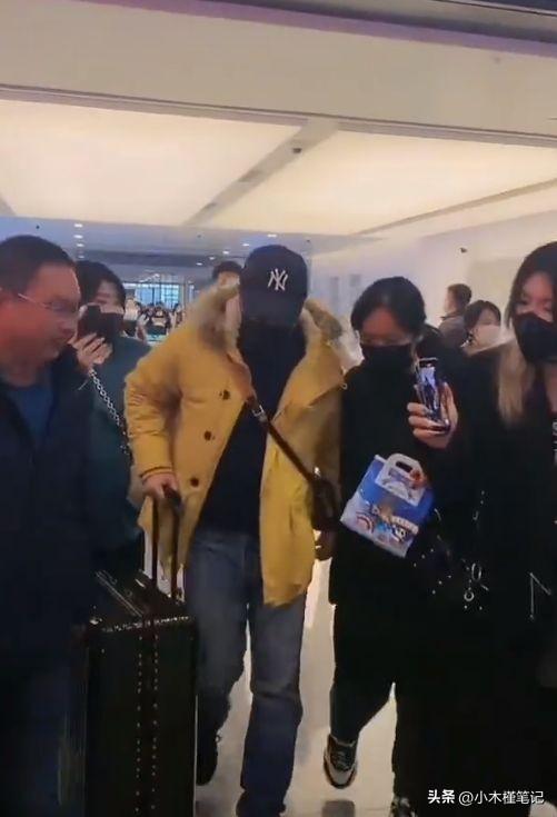 6岁张颂文成顶流,现身机场被粉丝围堵,坦言不适应被接机"