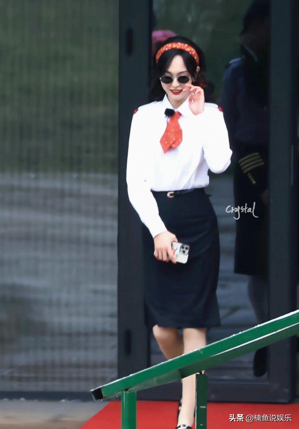 被唐嫣的新造型美到了！1米72身高演绎气质空姐，制服造型太抢眼
