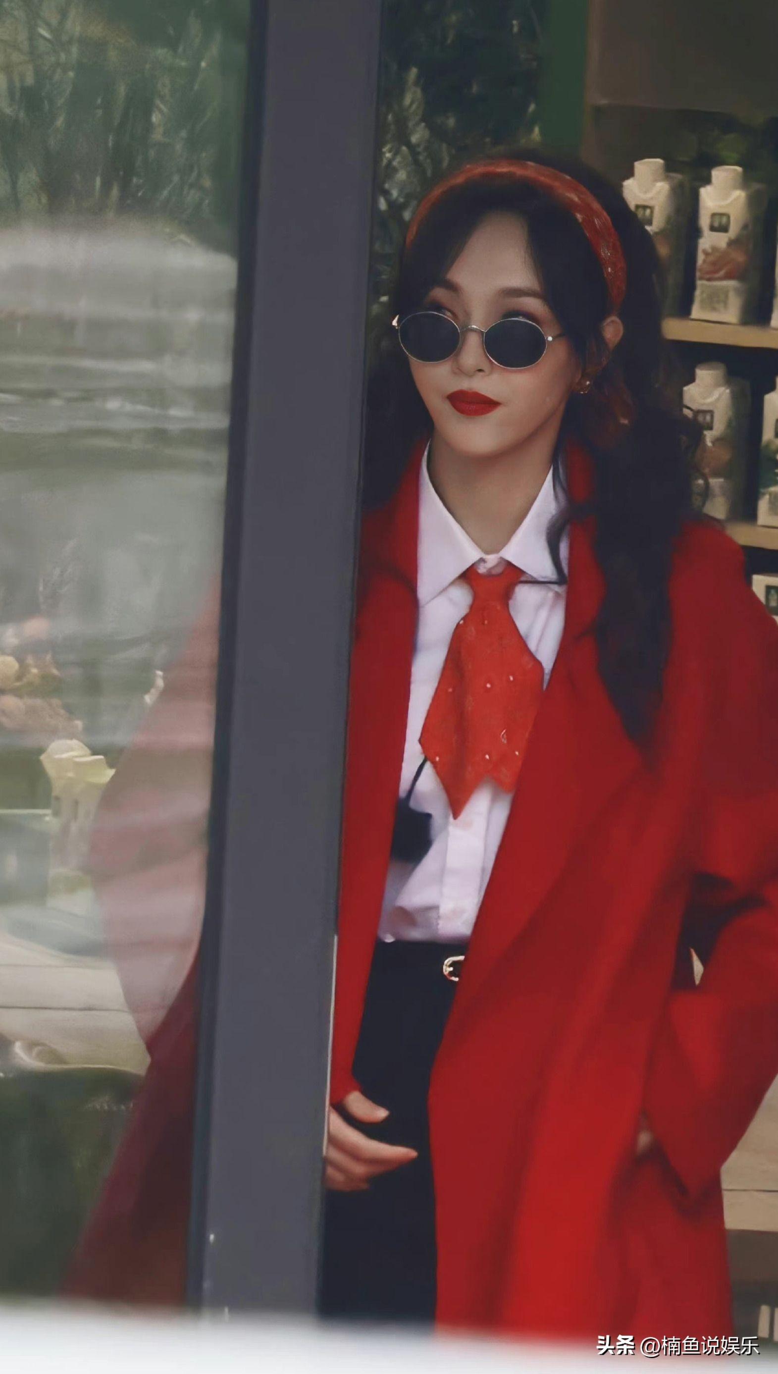 被唐嫣的新造型美到了！1米72身高演绎气质空姐，制服造型太抢眼