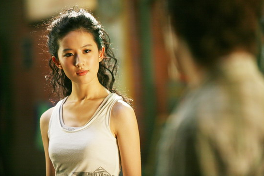 “神仙姐姐”刘亦菲，14岁出道即巅峰，风光背后尽是心酸