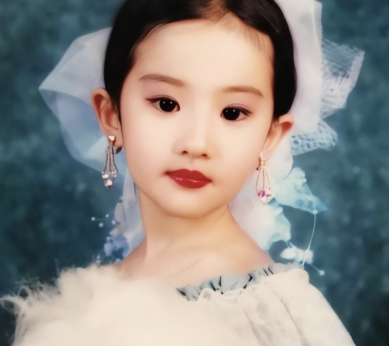 “神仙姐姐”刘亦菲，14岁出道即巅峰，风光背后尽是心酸