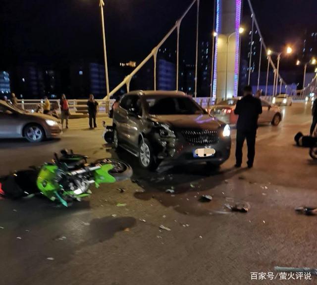 张家口惨烈车祸：炸街摩托 撞上 SUV，驾驶人倒地一动不动！-
