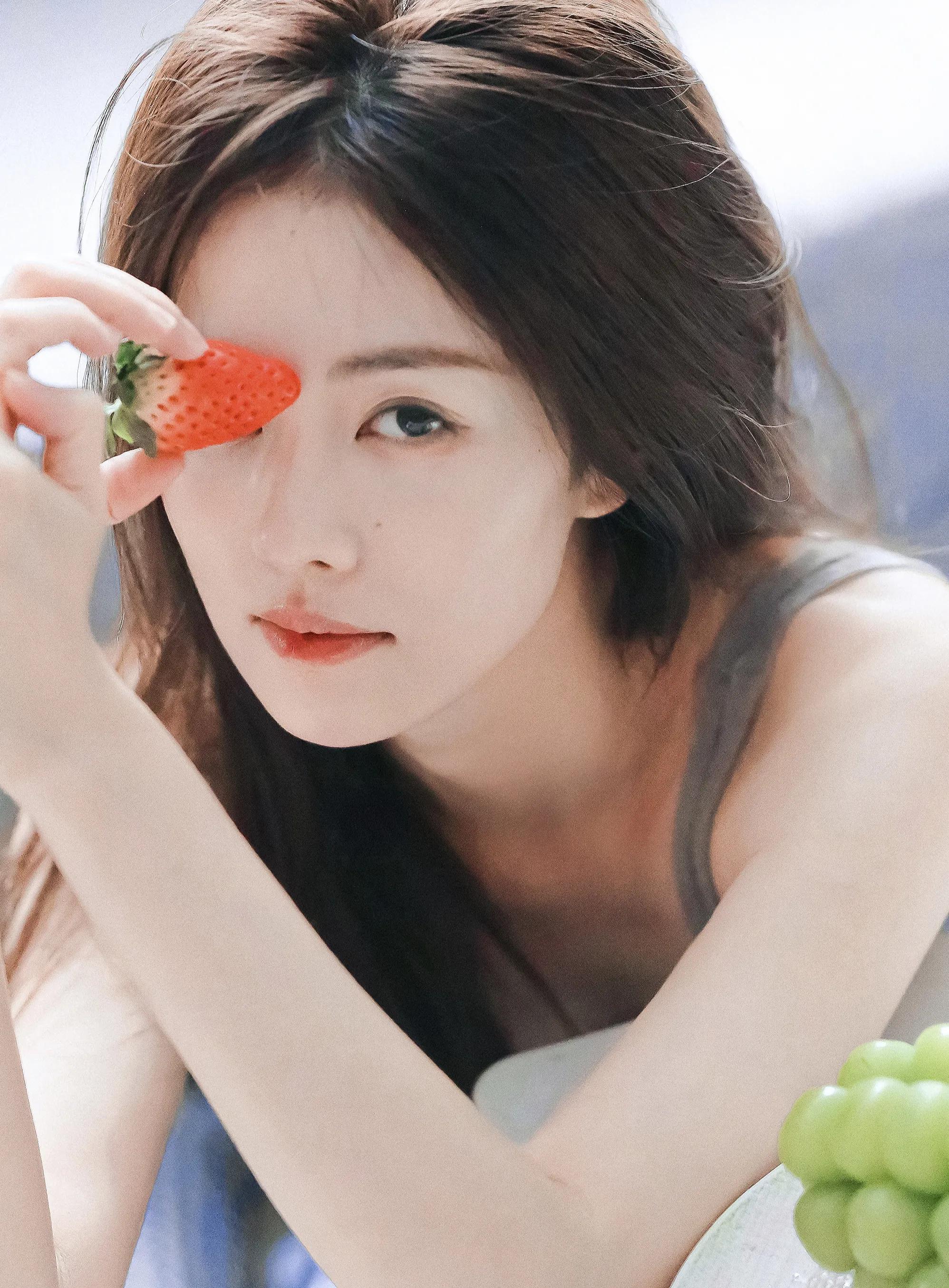 白鹿灰色背心居家写真：清新俏丽、美人如画