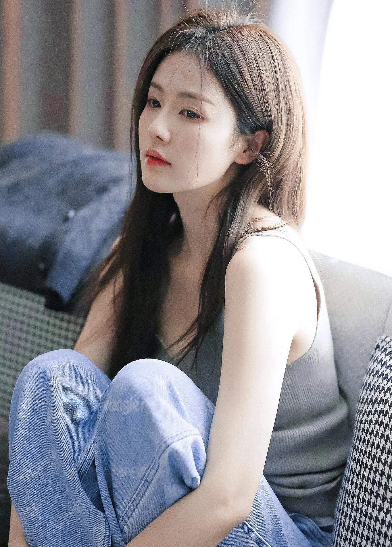 白鹿灰色背心居家写真：清新俏丽、美人如画