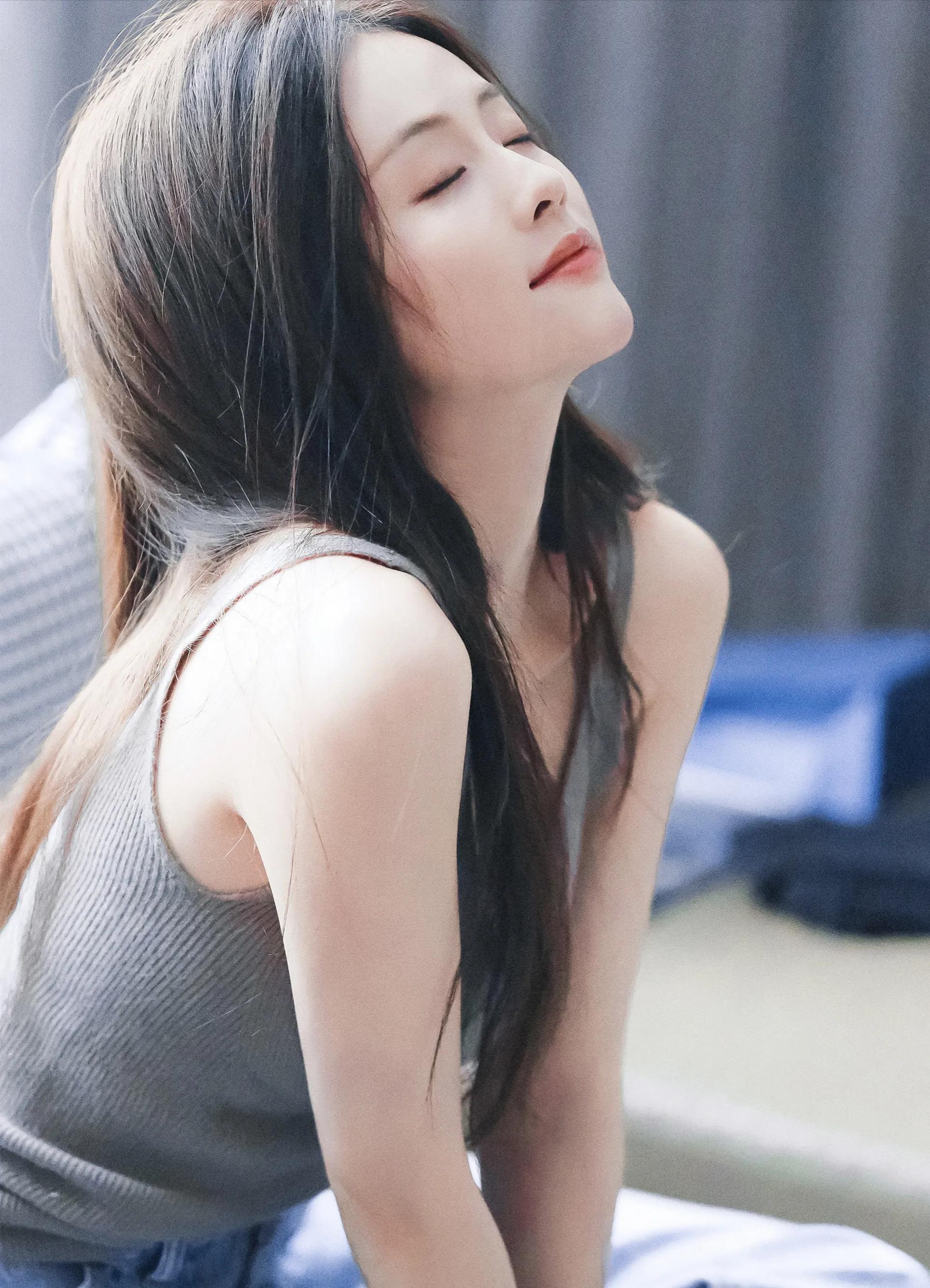 白鹿灰色背心居家写真：清新俏丽、美人如画