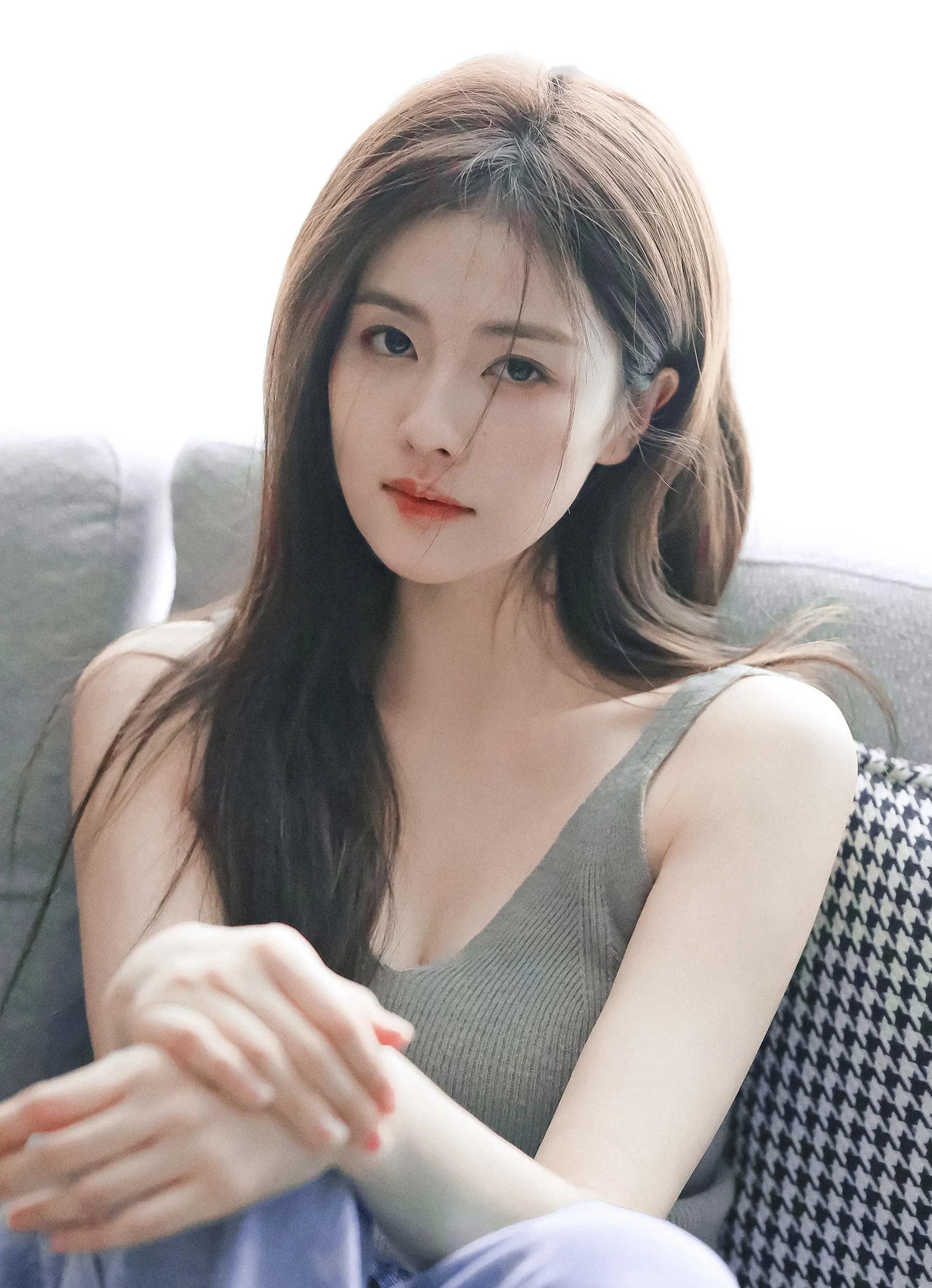 白鹿灰色背心居家写真：清新俏丽、美人如画