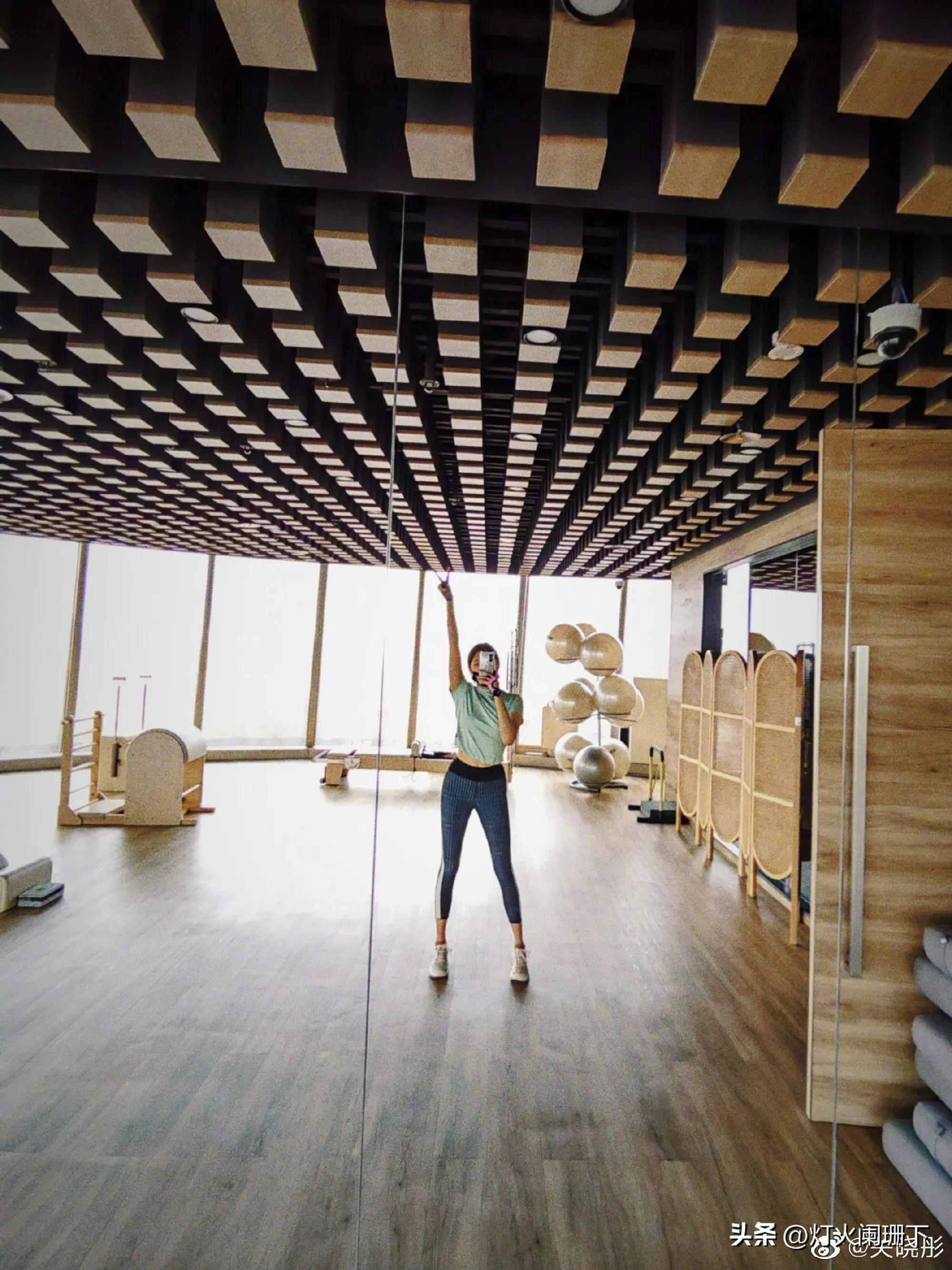 关晓彤终于穿对衣服了，这身比礼服都好看