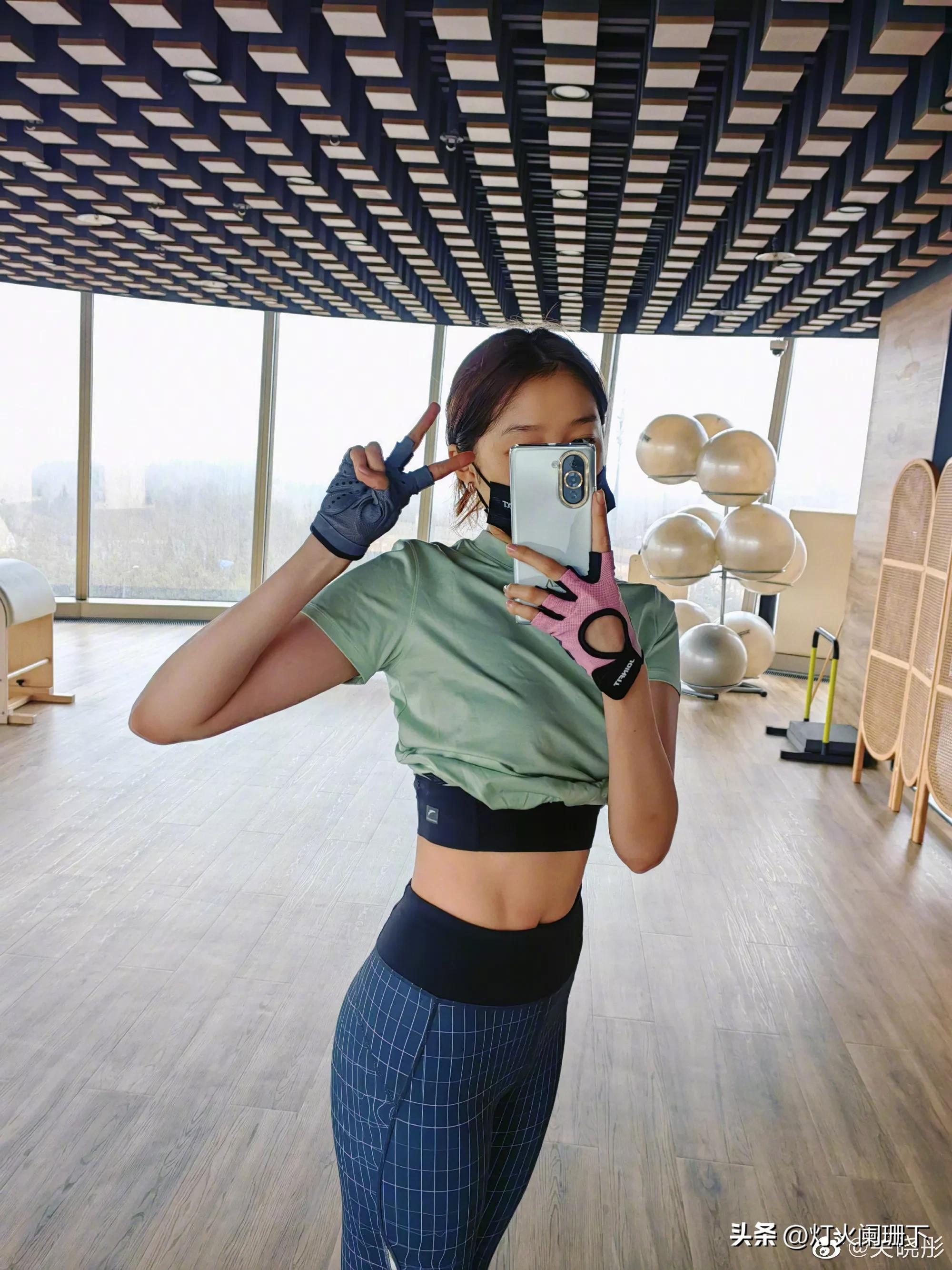 关晓彤终于穿对衣服了，这身比礼服都好看