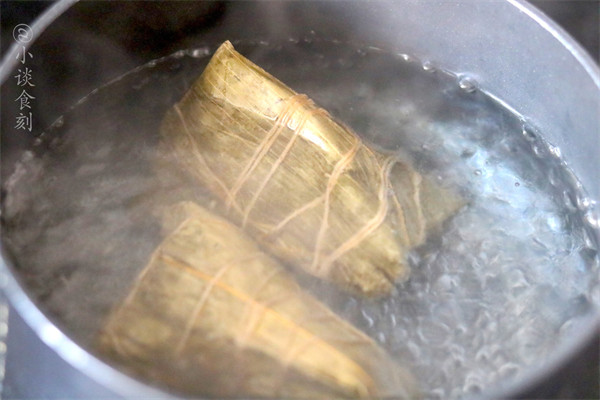 冷冻粽子是蒸着吃还是煮着吃(粽子不解冻能直接煮吗)