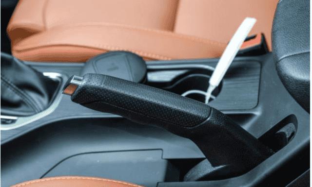 汽车电子手刹起步用不用手动释放-（电子手刹的车起步需要松手刹吗）