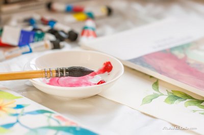 画画颜料弄到衣服上怎么去除(衣服染上颜料了用什么能去掉)