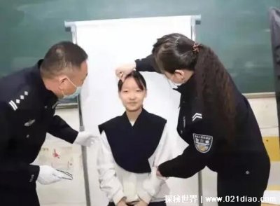 拍身份证照片穿什么颜色衣服,深色为主(颜色过于鲜艳的不行)