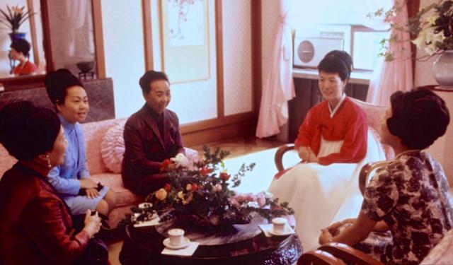 朴槿惠与父亲最后的告别(富家女执意嫁给大8岁的离异男)(11)