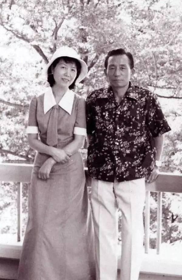 朴槿惠与父亲最后的告别(富家女执意嫁给大8岁的离异男)(5)