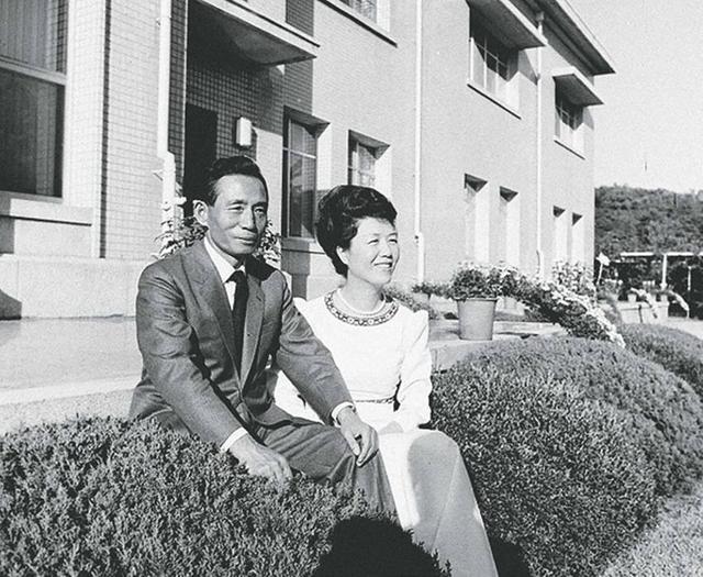 朴槿惠与父亲最后的告别(富家女执意嫁给大8岁的离异男)(10)