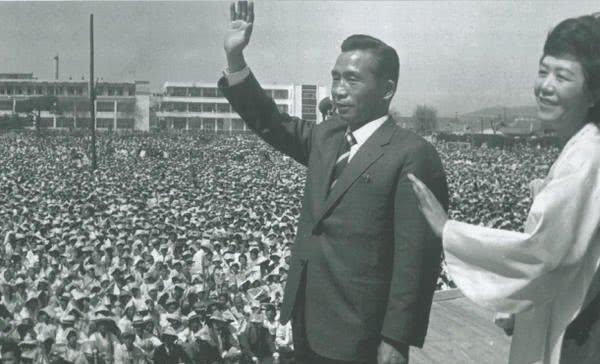 朴槿惠与父亲最后的告别(富家女执意嫁给大8岁的离异男)(8)