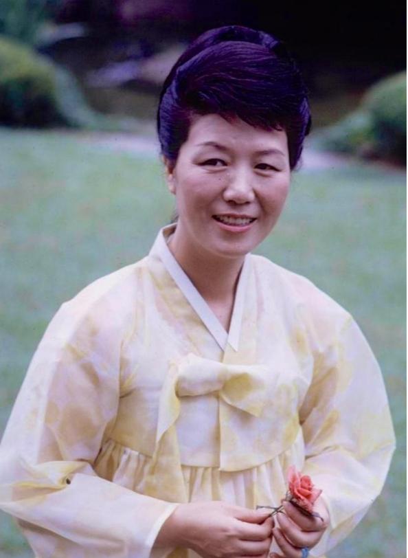 朴槿惠与父亲最后的告别(富家女执意嫁给大8岁的离异男)(14)