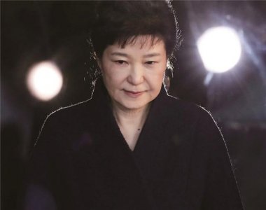 朴槿惠与父亲最后的告别(富家女执意嫁给大8岁的离异男)