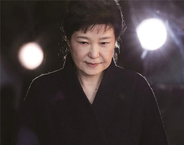 朴槿惠与父亲最后的告别(富家女执意嫁给大8岁的离异男)(1)