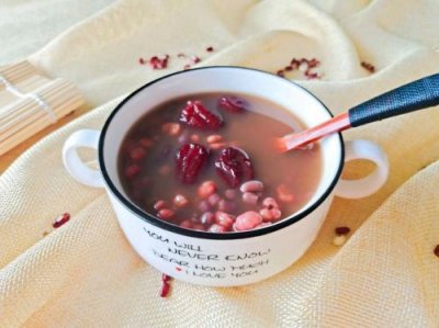 红豆汤的功效与作用及禁忌(绿豆汤的功效与作用)