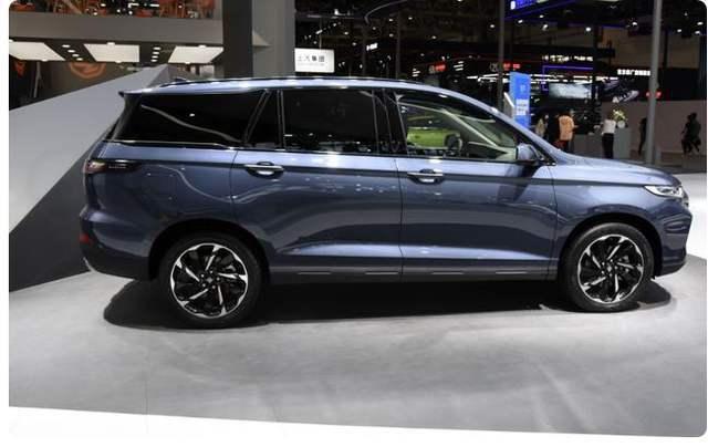 车身超4米9，全新大7座SUV，配电吸门，宝骏RS7实车曝光-