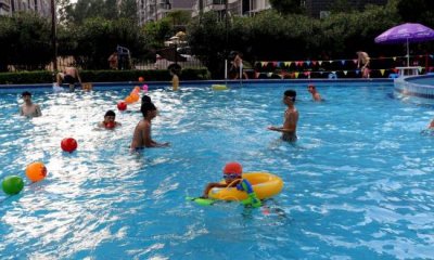 游泳池的水为什么是蓝色的(工作人员透漏了其中的奥秘,还敢去游泳么)