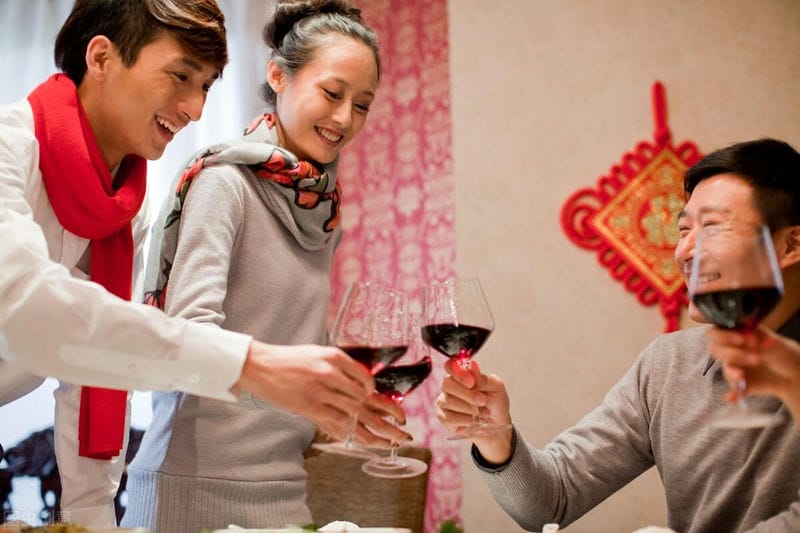 两亲家第一次见面要去女方家里吗-（男女方家长见面谁先去谁家）