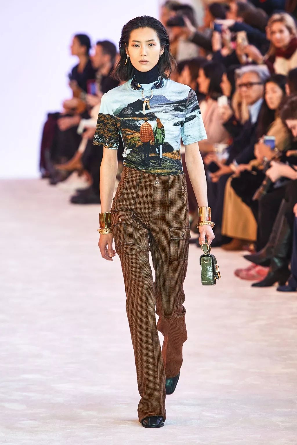 为艺献身当幌子，“一丝不挂”就上台，内娱的“流氓真相”谁来管