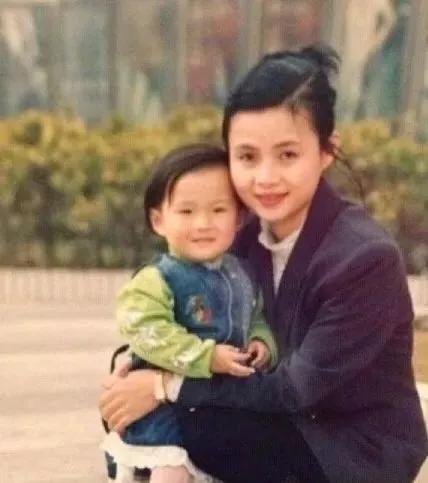 炫富达人郭美美,每次交易大赚5万,王干爹直呼:她是我的噩梦!