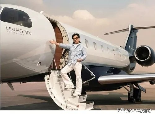 拥有私人飞机的10位明星，有人是隐藏的富豪，有人买得起却开不起