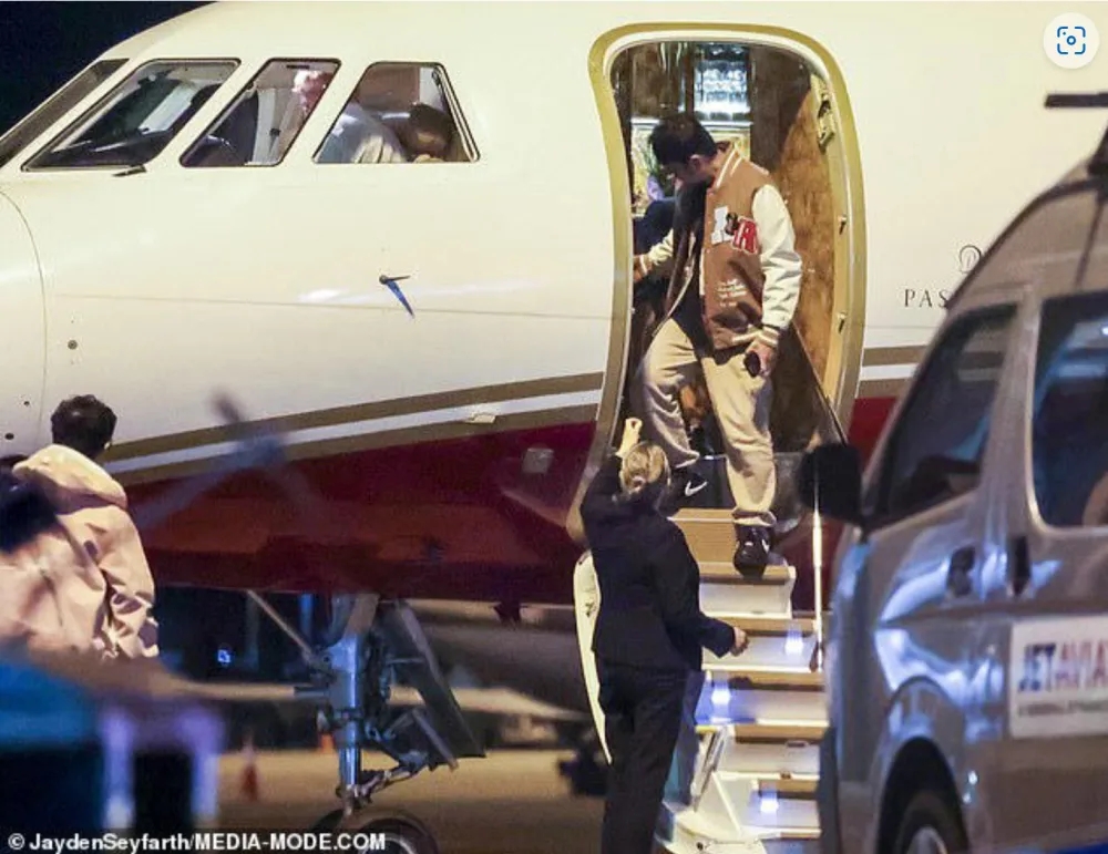 拥有私人飞机的10位明星，有人是隐藏的富豪，有人买得起却开不起