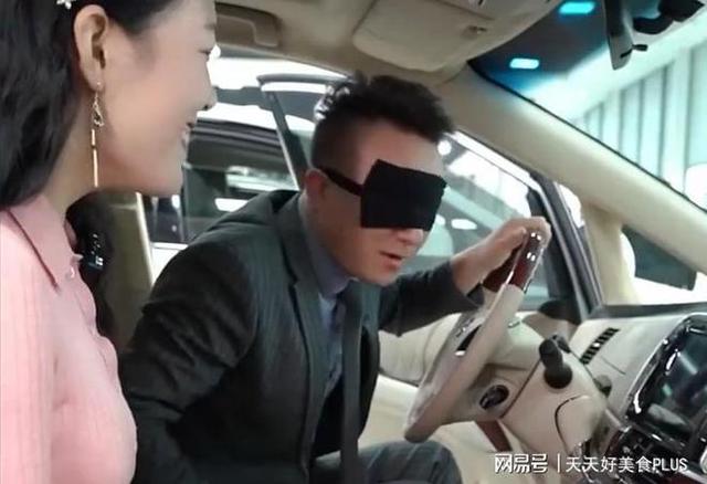 二手车“推销媛”衣着清凉直播卖车，喊粉丝爸爸，网友：乌烟瘴气-