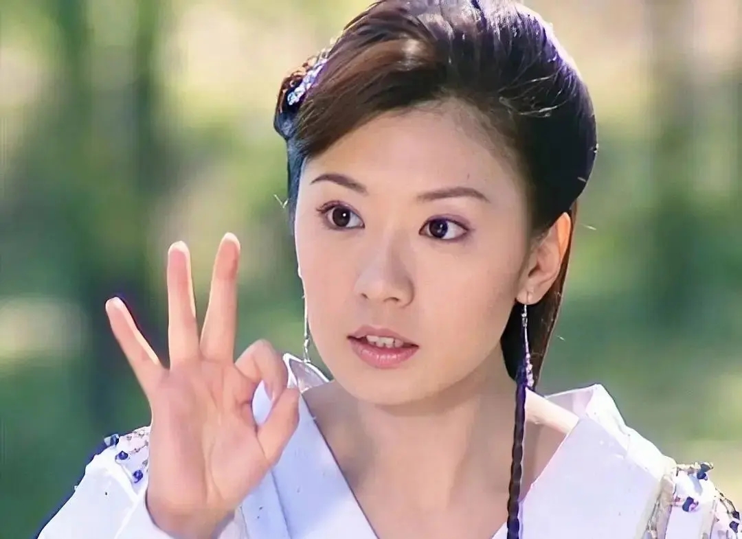 贾静雯吴京亲密牵手！两人当众对视热聊惹争议，修杰楷的回应亮了