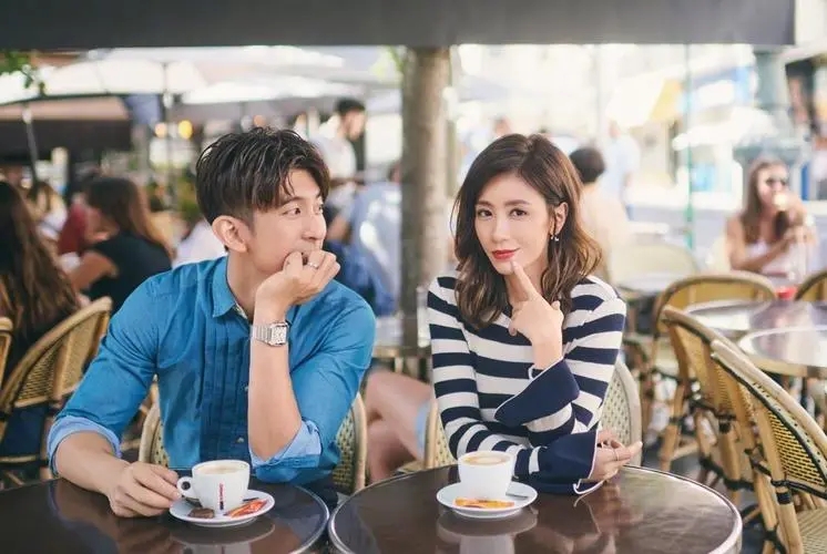 贾静雯吴京亲密牵手！两人当众对视热聊惹争议，修杰楷的回应亮了