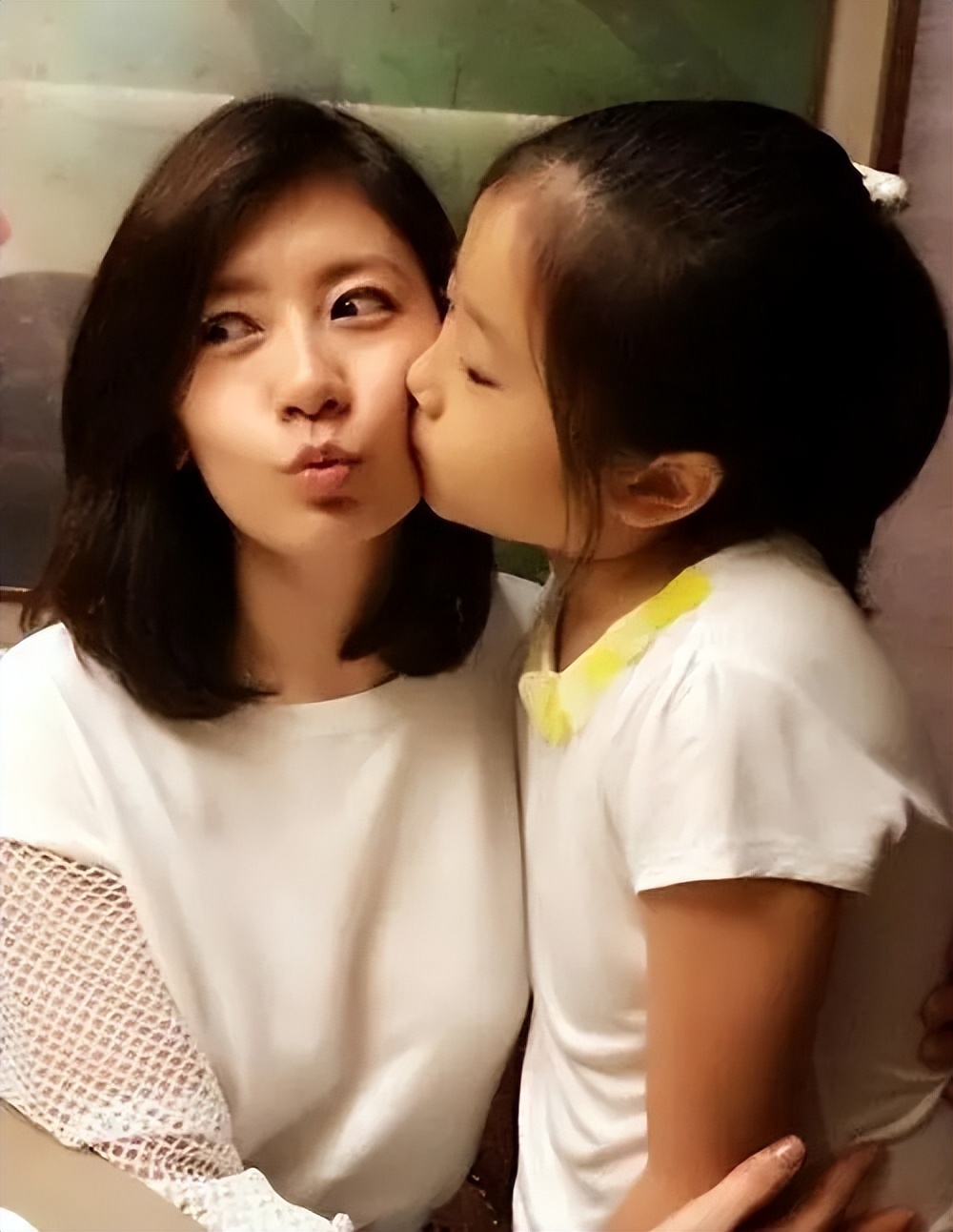 贾静雯吴京亲密牵手！两人当众对视热聊惹争议，修杰楷的回应亮了