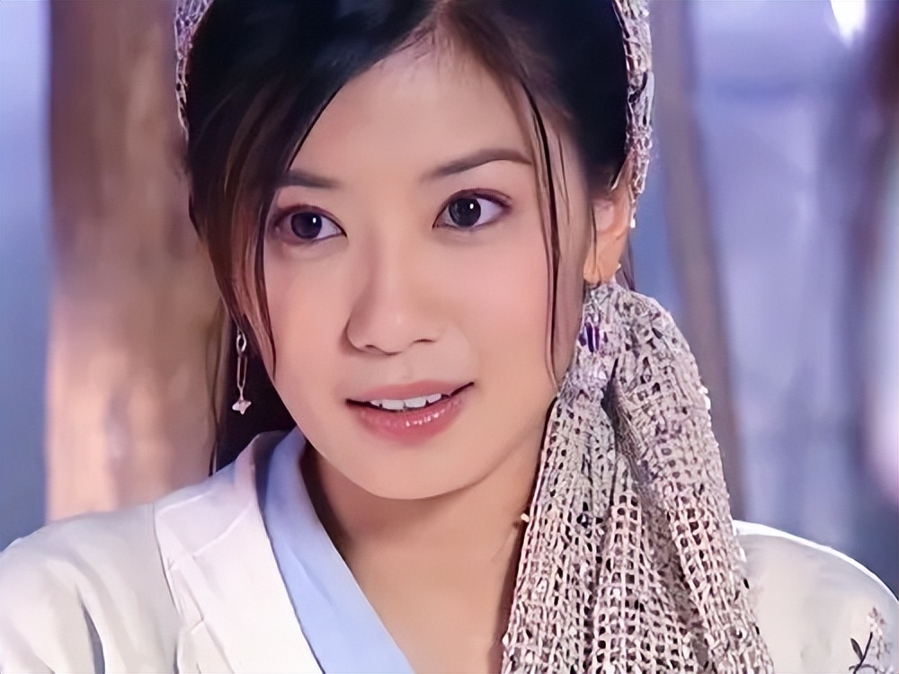 贾静雯吴京亲密牵手！两人当众对视热聊惹争议，修杰楷的回应亮了