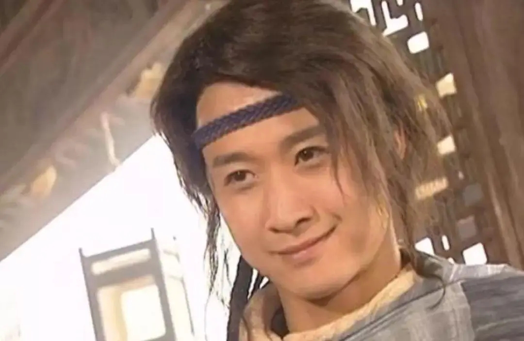 贾静雯吴京亲密牵手！两人当众对视热聊惹争议，修杰楷的回应亮了