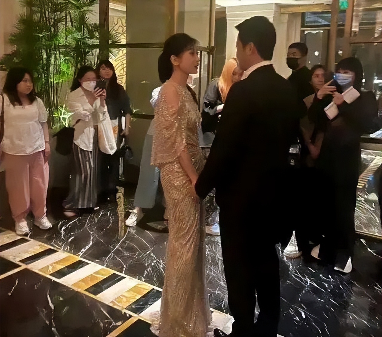 贾静雯吴京亲密牵手！两人当众对视热聊惹争议，修杰楷的回应亮了