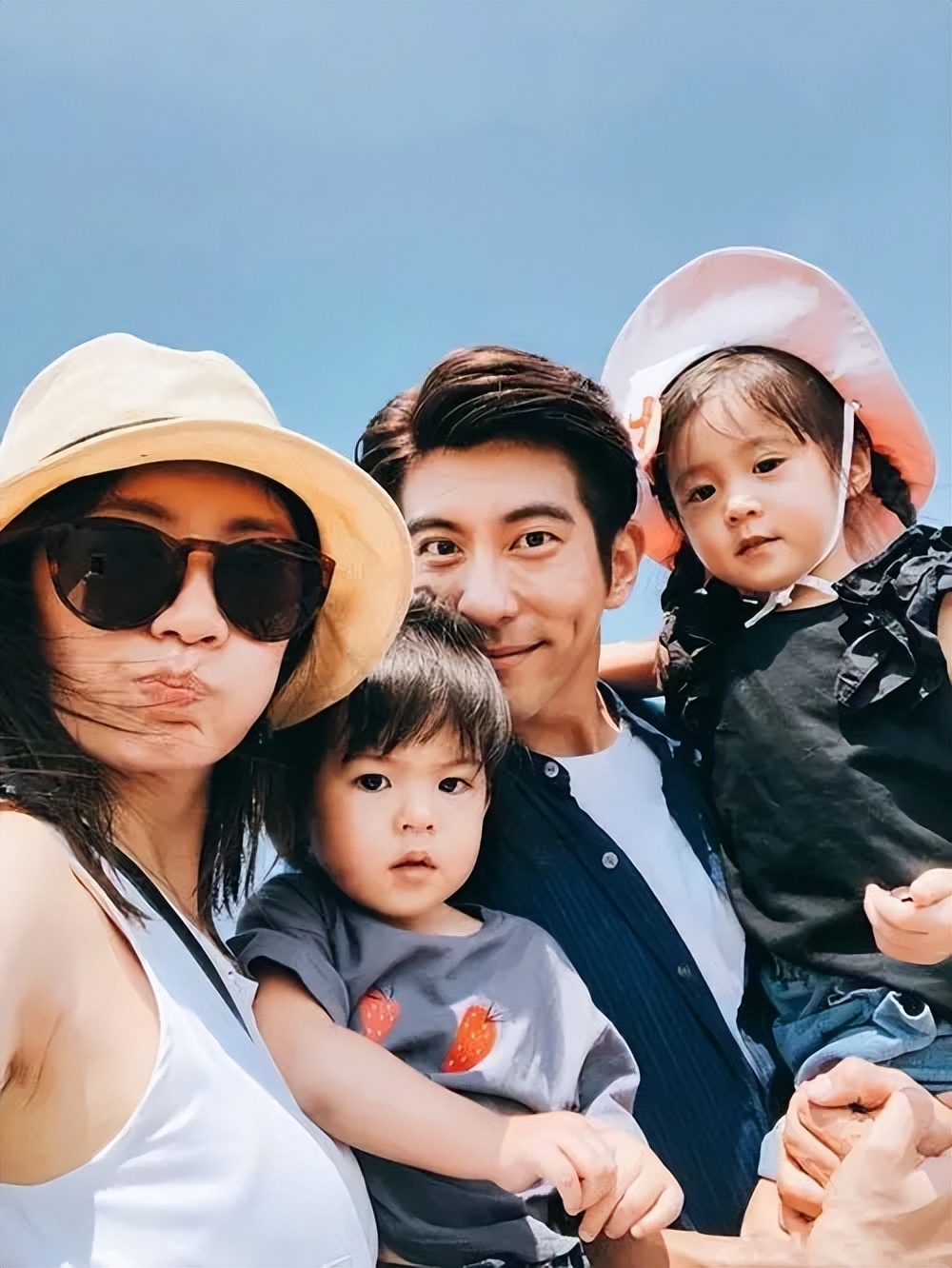 贾静雯吴京亲密牵手！两人当众对视热聊惹争议，修杰楷的回应亮了