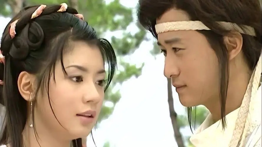 贾静雯吴京亲密牵手！两人当众对视热聊惹争议，修杰楷的回应亮了